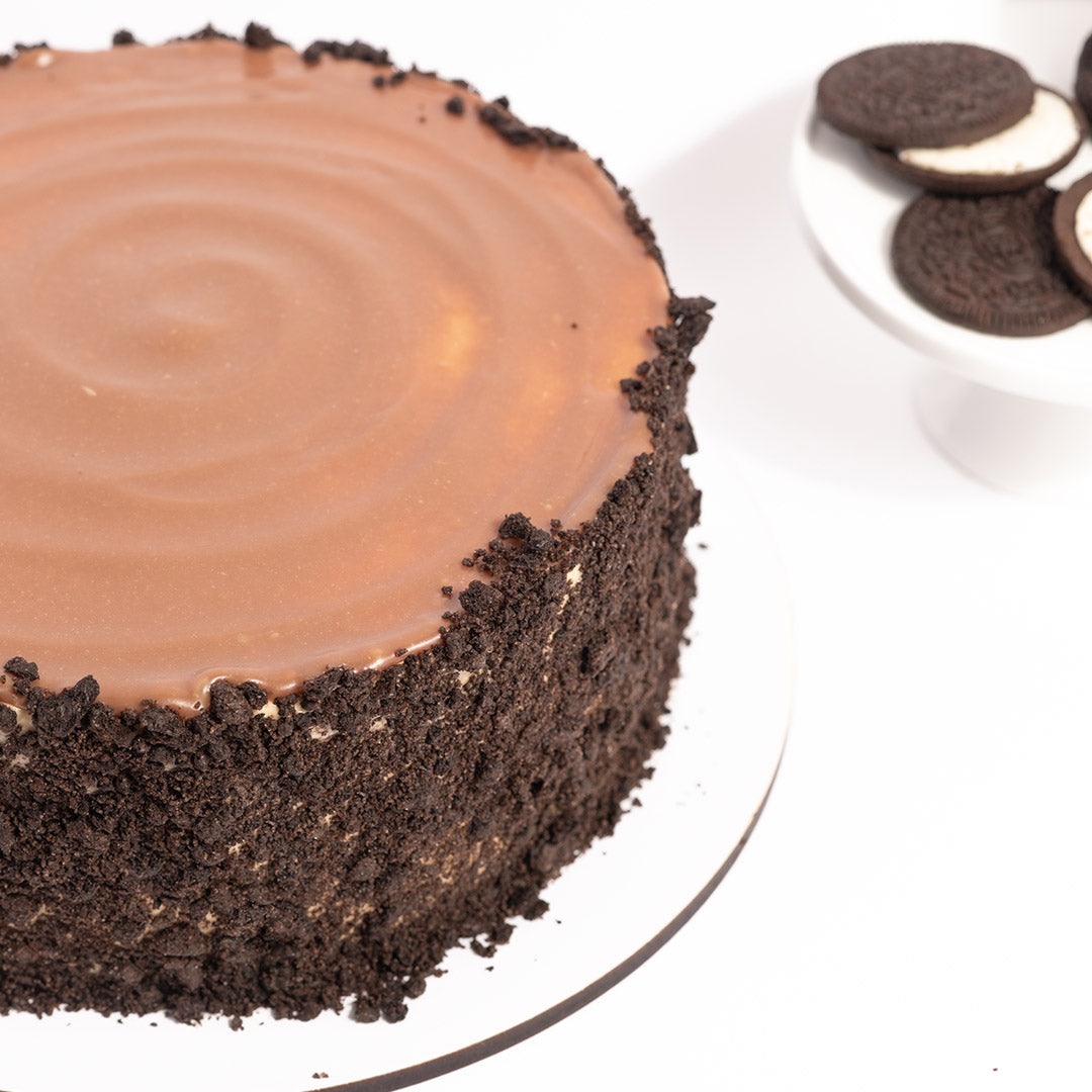 Pastel de chocolate relleno de cheesecake de oreo